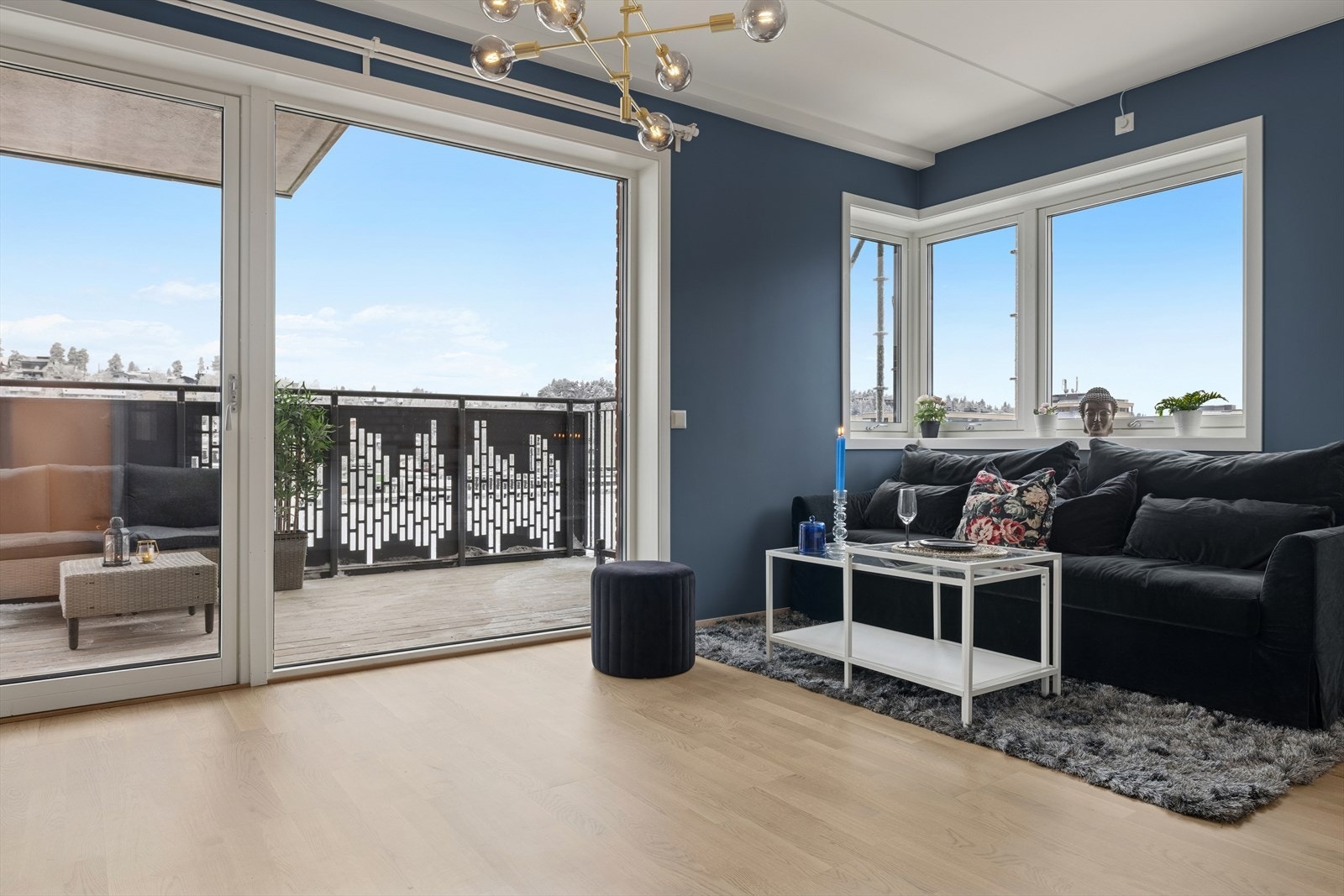 God plass til både TV-hjørne, spiseplass og en komfortabel sofagruppe. Galleribilde