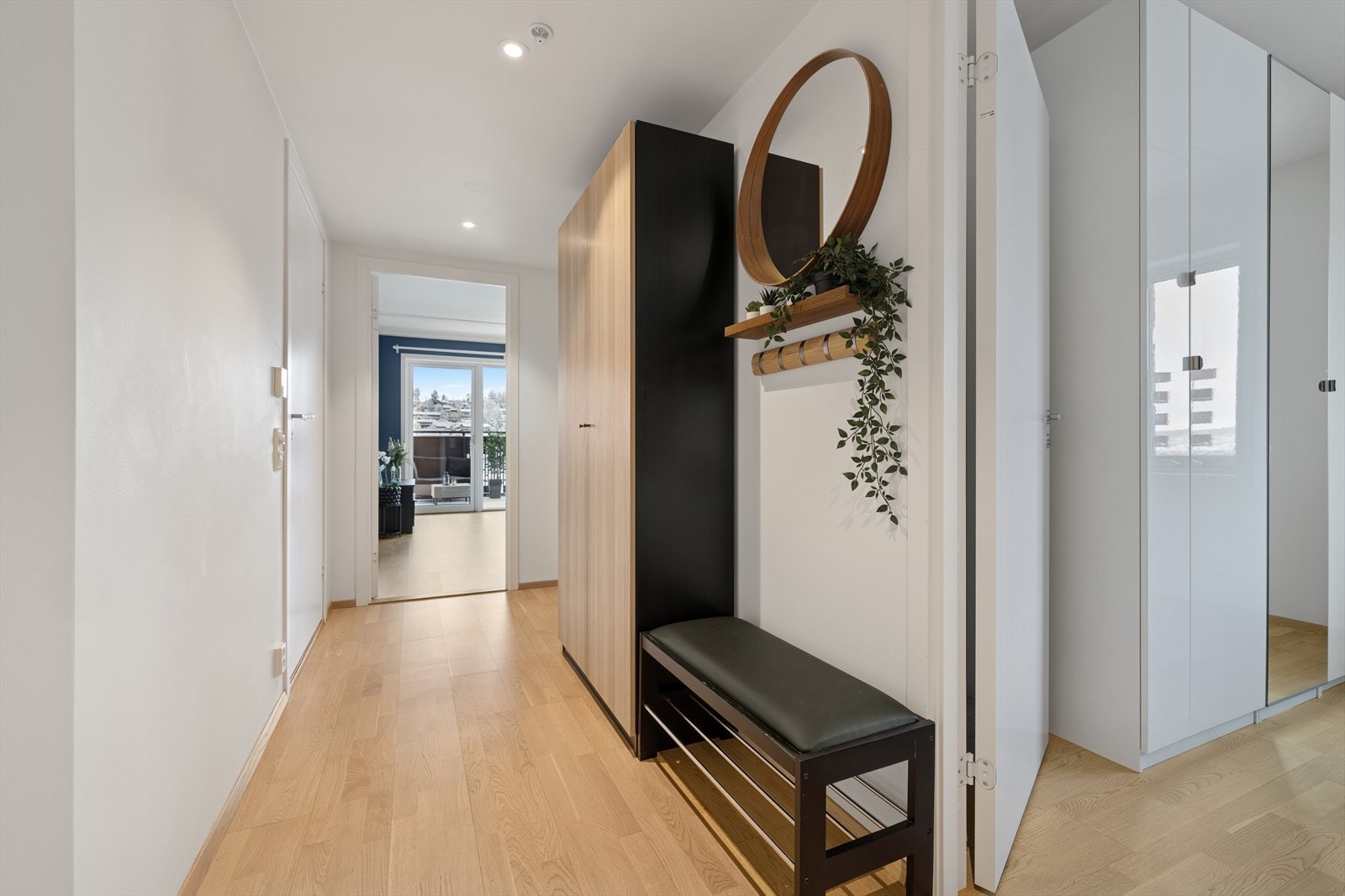 Leiligheten ligger i 6. etasje med enkel adkomst via heis. Du ønskes velkommen inn i en lys og innbydende entre med god plass til garderobeskap - velkommen hjem! Galleribilde
