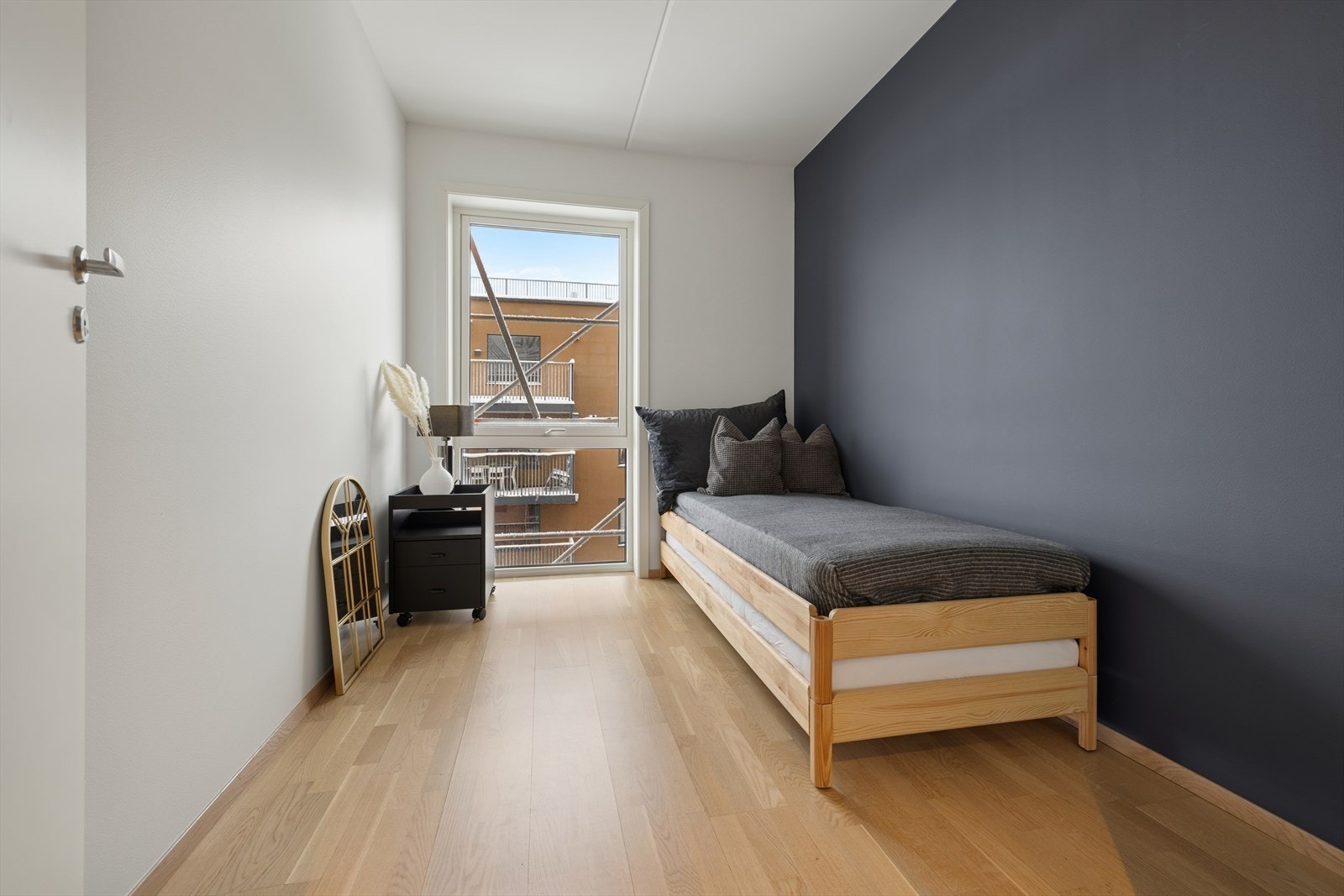 Alle rom har rikelig plass til seng, garderobeskap og øvrige møbler, og store vindusflater slipper inn mye naturlig lys. Galleribilde