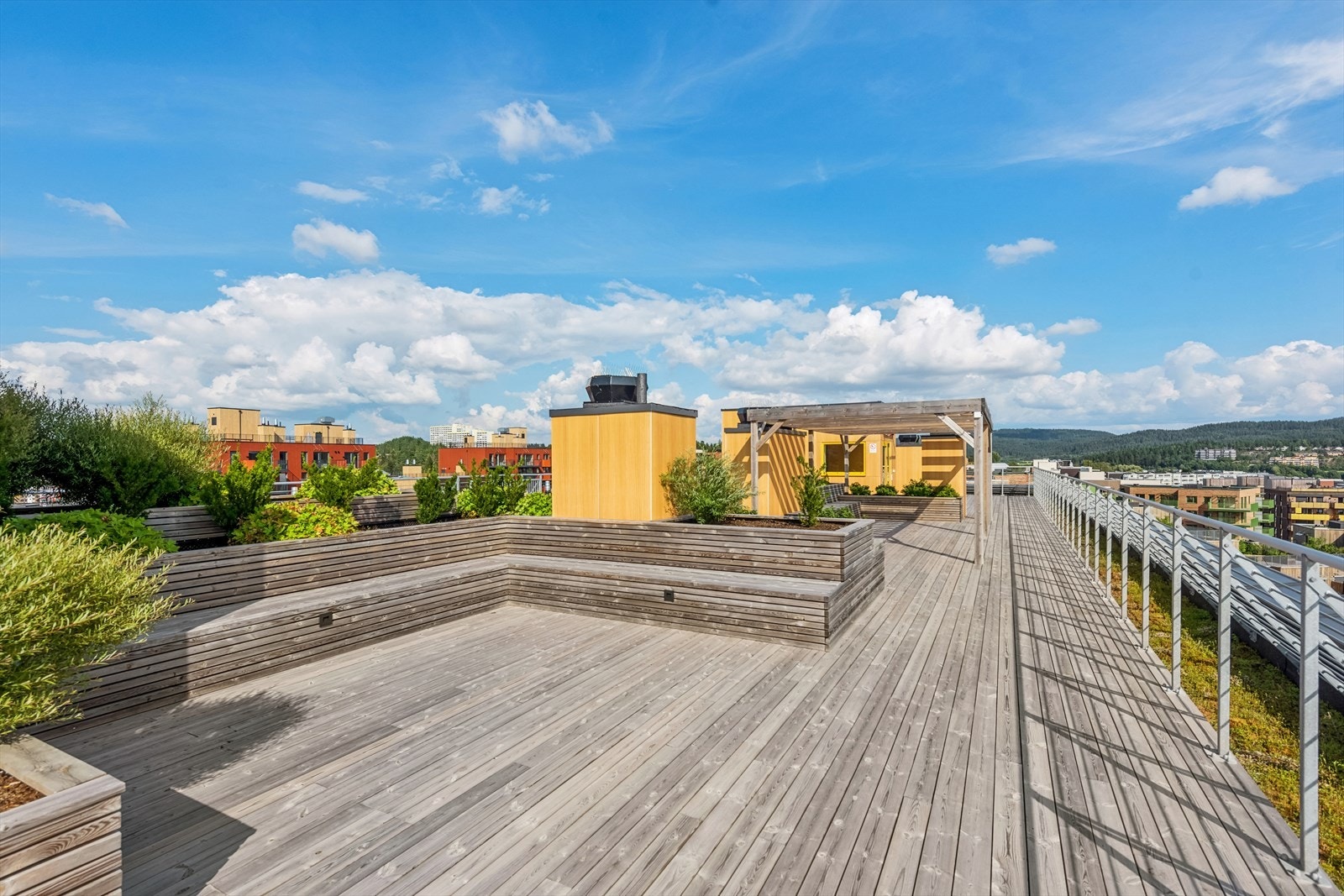 Beboerne har tilgang til en fantastisk terrasse som er en ekte oase. Her kan du nyte solfylte dager. Galleribilde