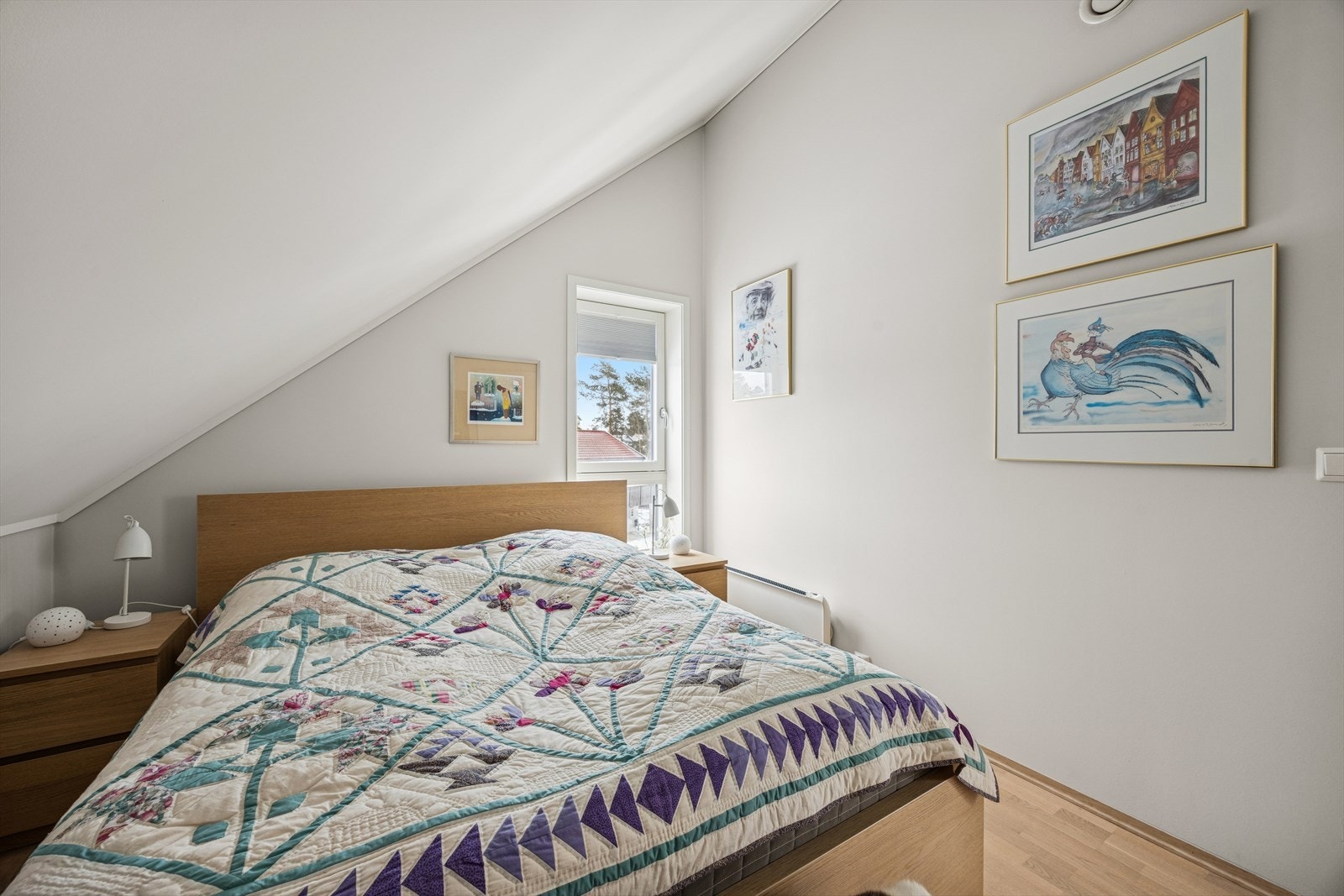 Romslig soverom med god plass til dobbeltseng og øvrig møblering - et behagelig hovedrom med fleksible innredningsmuligheter. Galleribilde