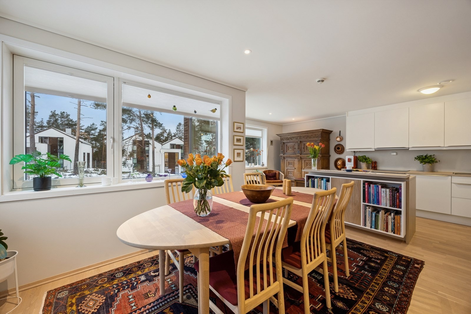 Åpen stue- og kjøkkenløsning som gir en sosial og romslig atmosfære med flere møbleringsmuligheter. Galleribilde