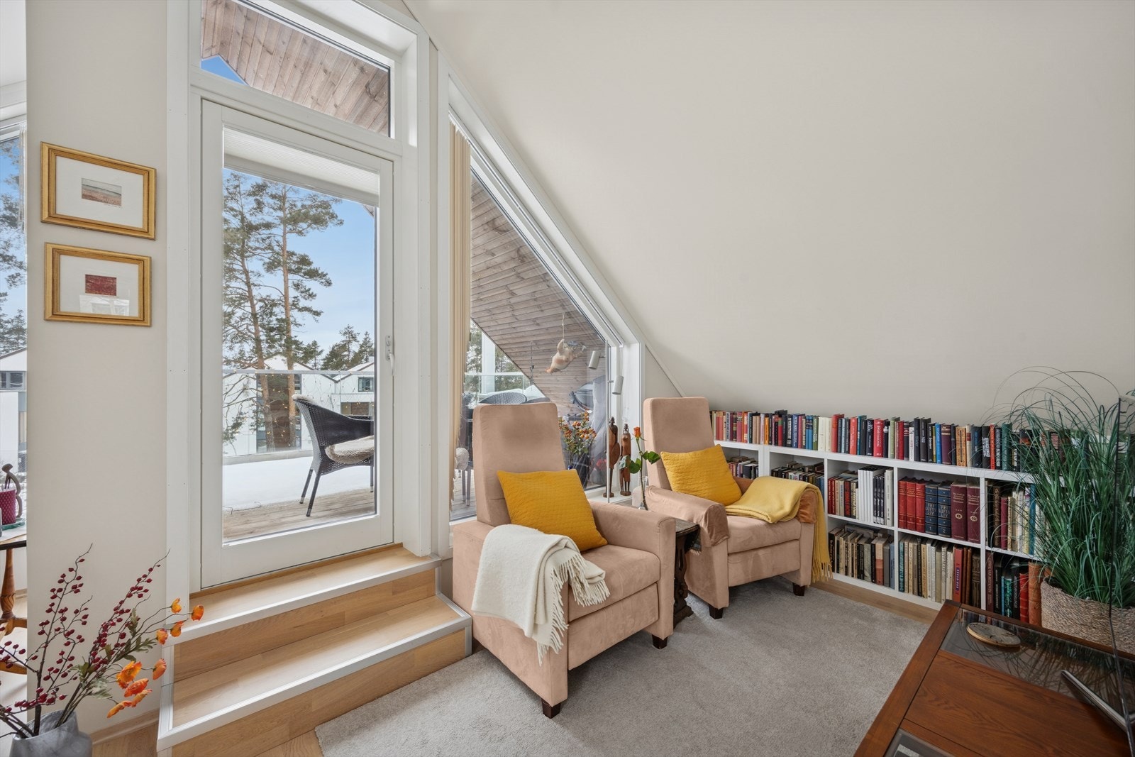 Den solrike takterrassen nås direkte fra loftstuen og gir en herlig forlengelse av oppholdsarealet. Galleribilde