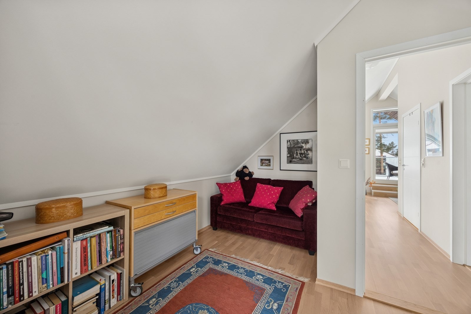 Lys og praktisk romløsning som egner seg godt som kontor, og som samtidig har plass til sovesofa for ekstra soveplass. Galleribilde