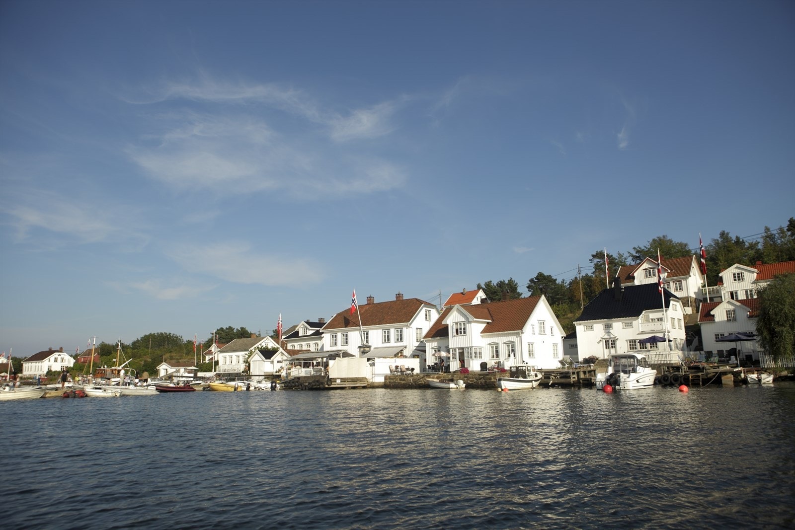 Velkjente Lyngør med sitt helt spesielle miljø av godt bevarte trehus ligger ikke langt unna. Galleribilde
