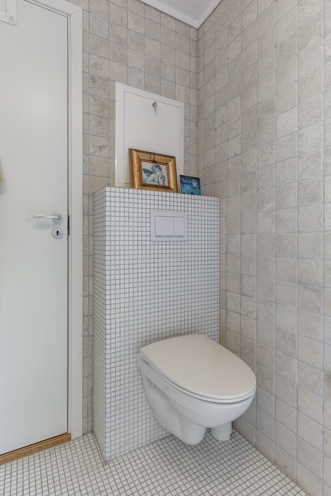 Vegghengt toalett. Galleribilde