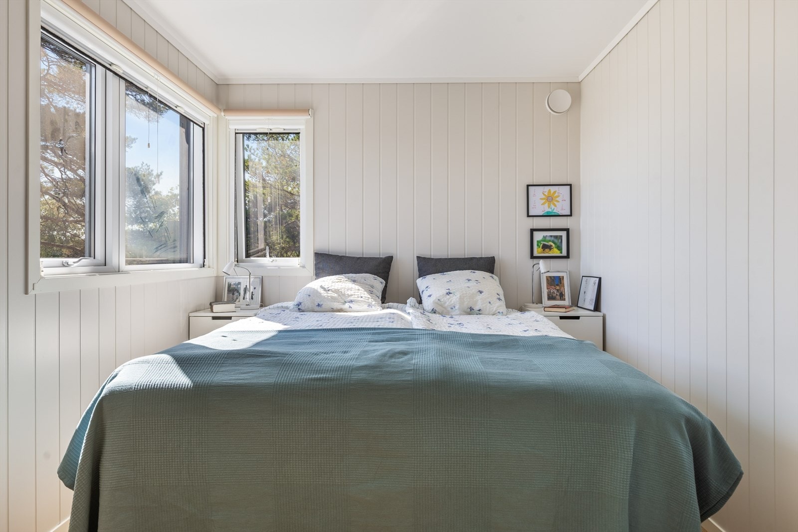 Hovedsoverommet er romslig og har god plass til dobbeltseng og nattbord. Galleribilde