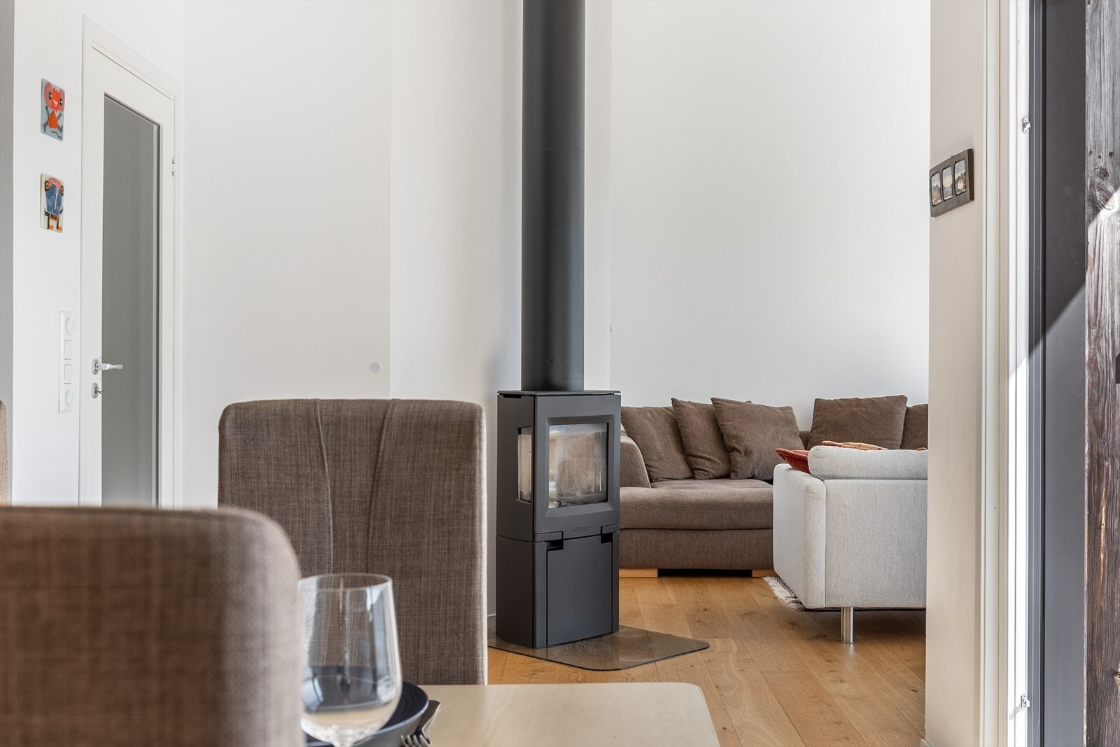 Fittstående vedovn bidrar til både varme og hyggelig stemning. Galleribilde