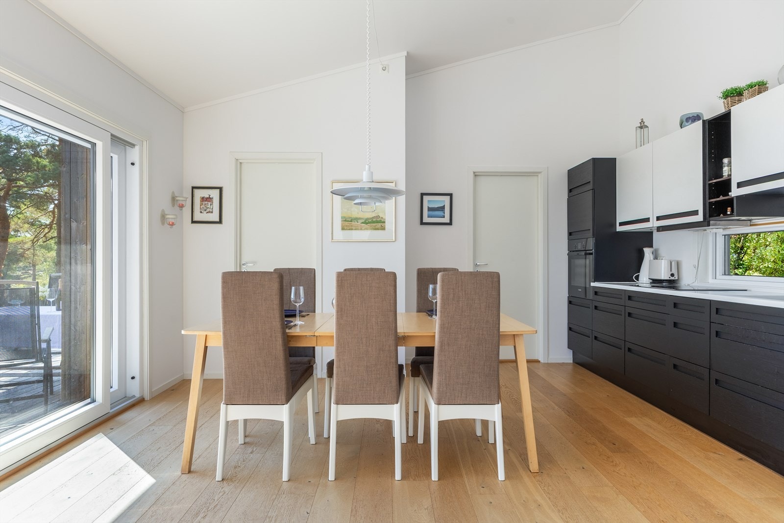 Spisbordet finner sin naturlige plass i rommet og danner en åpen og sosial sone. Galleribilde