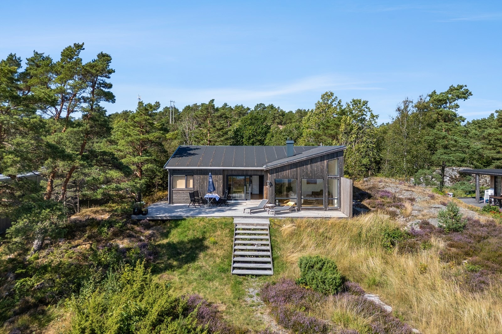 Det er kort vei å spasere ned til sjøen og nærliggende svaberg med både badeplass og båtplass. Galleribilde