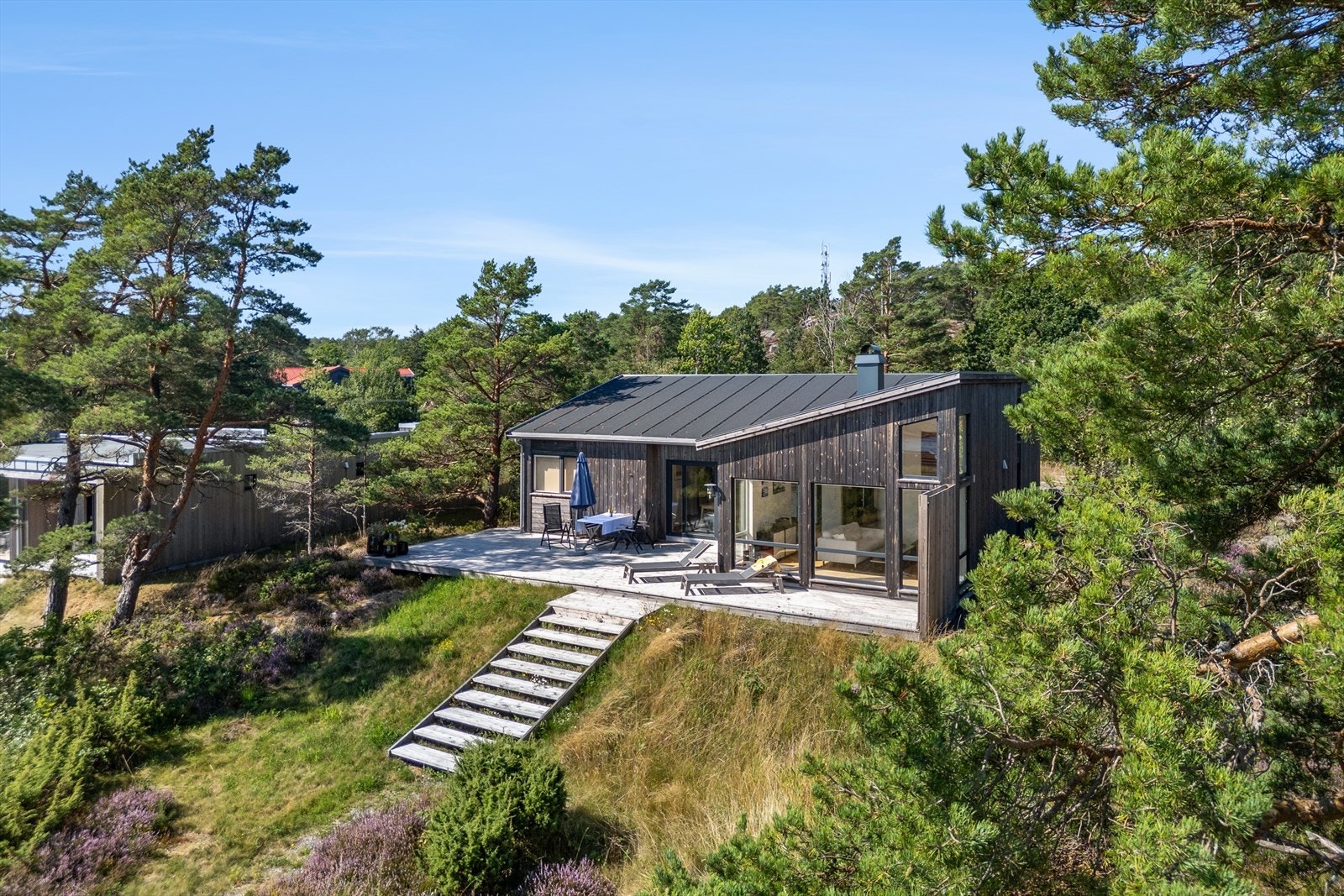 Plasseringen i terrenget gir en fin og naturlig overgang mellom inne- og utearealer. Galleribilde