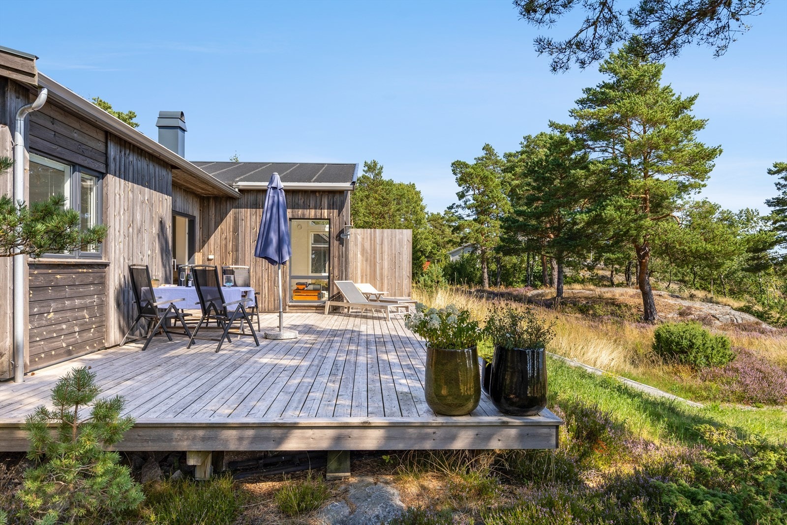 God møbleringsfrihet med plass til både spisebord og sosiale soner. Galleribilde