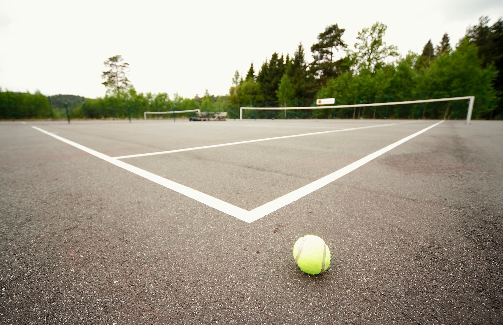 På Hope er det et aktivt idrettslag med innendørsaktiviteter, lysløype, skatepark, fotballbane og tennisbane. Galleribilde