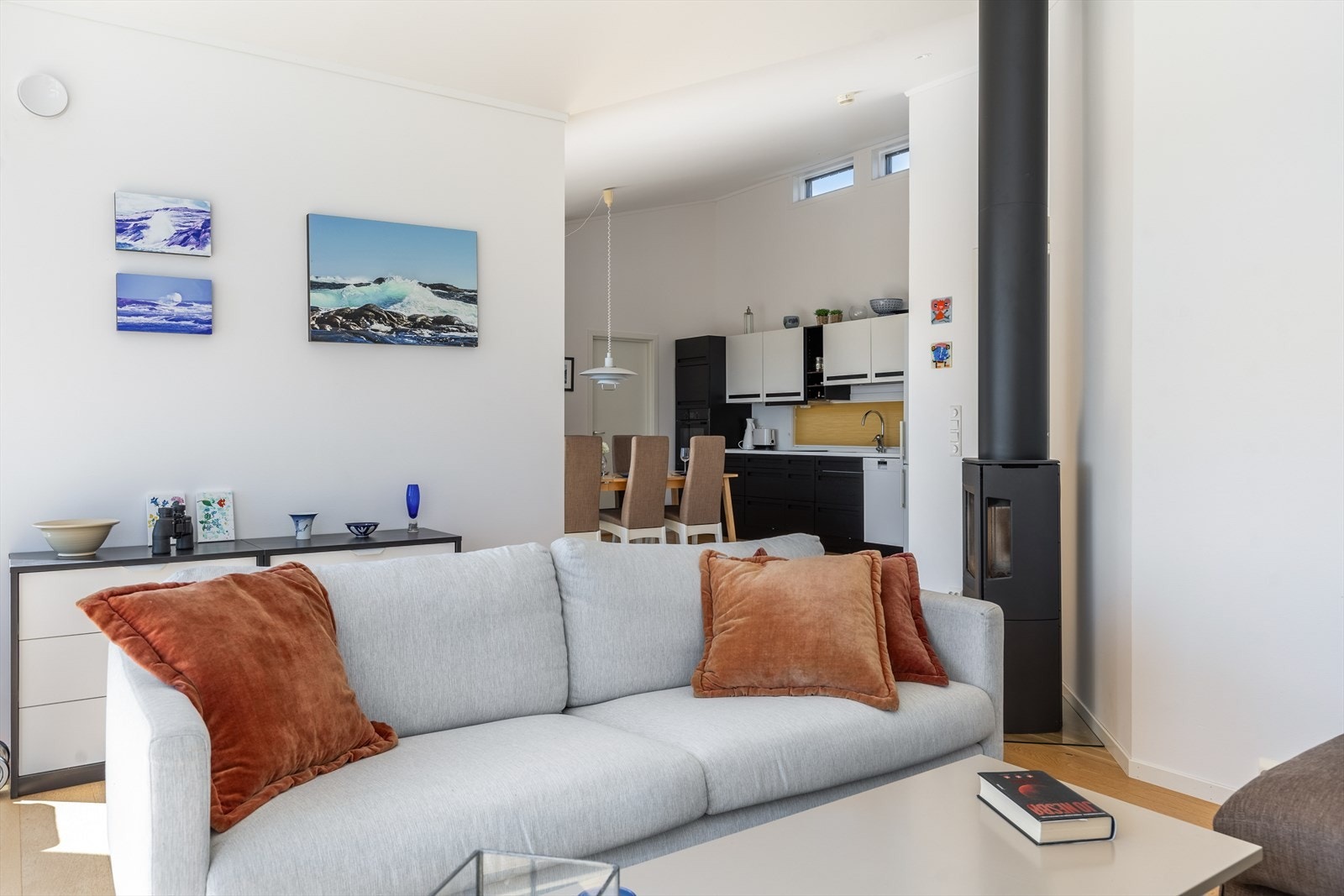 Åpen stue- og kjøkkenløsning som legger til rette for sosialt samvær. Galleribilde