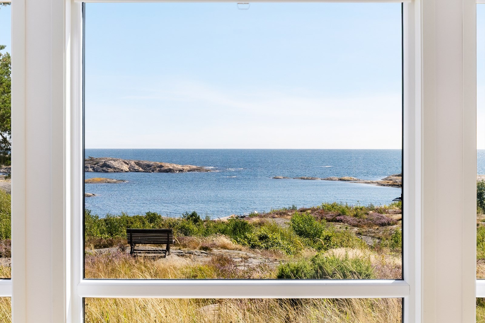 Stuen fungerer som et samlingspunkt for rolige morgener og avslappede kvelder. Galleribilde