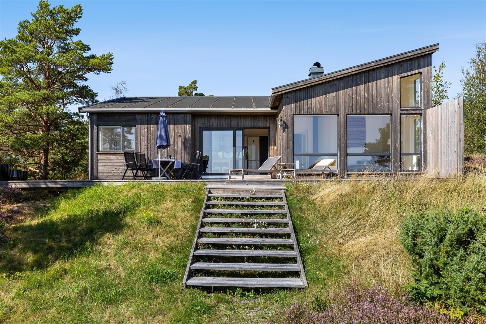 Hytta har et stilrent uttrykk og gjennomført arkitektur. Galleribilde