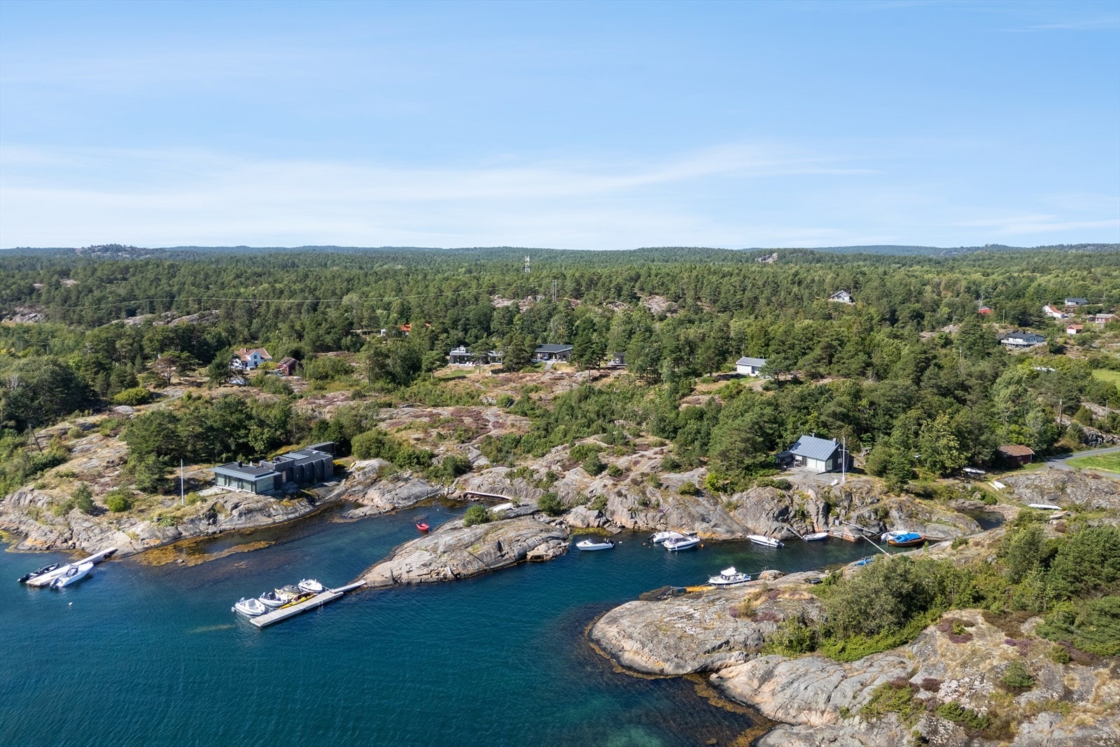 Naturskjønne omgivelser med sjø, svaberg og variert terreng. Galleribilde