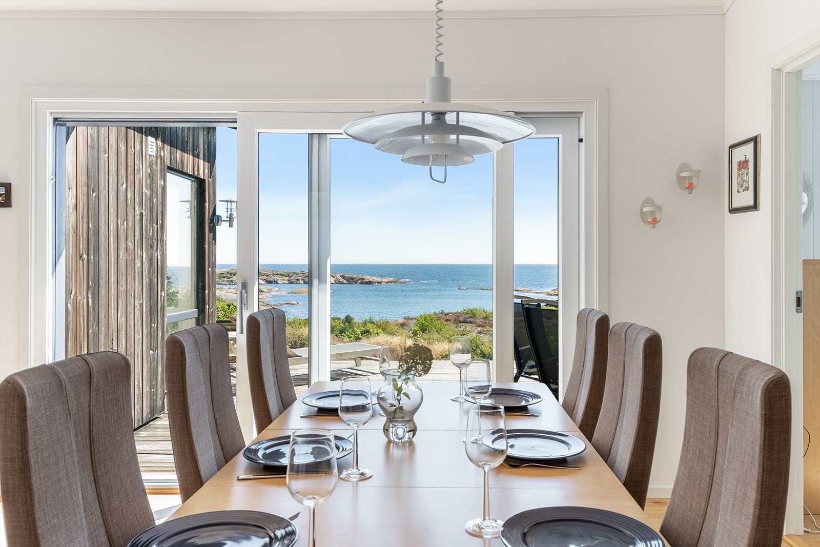 Nyt måltidene med sjøen som bakteppe. Galleribilde