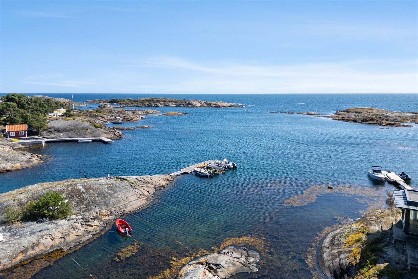 Blåbakken er også en nydelig badeplass, omgitt av vakker skjærgård Galleribilde