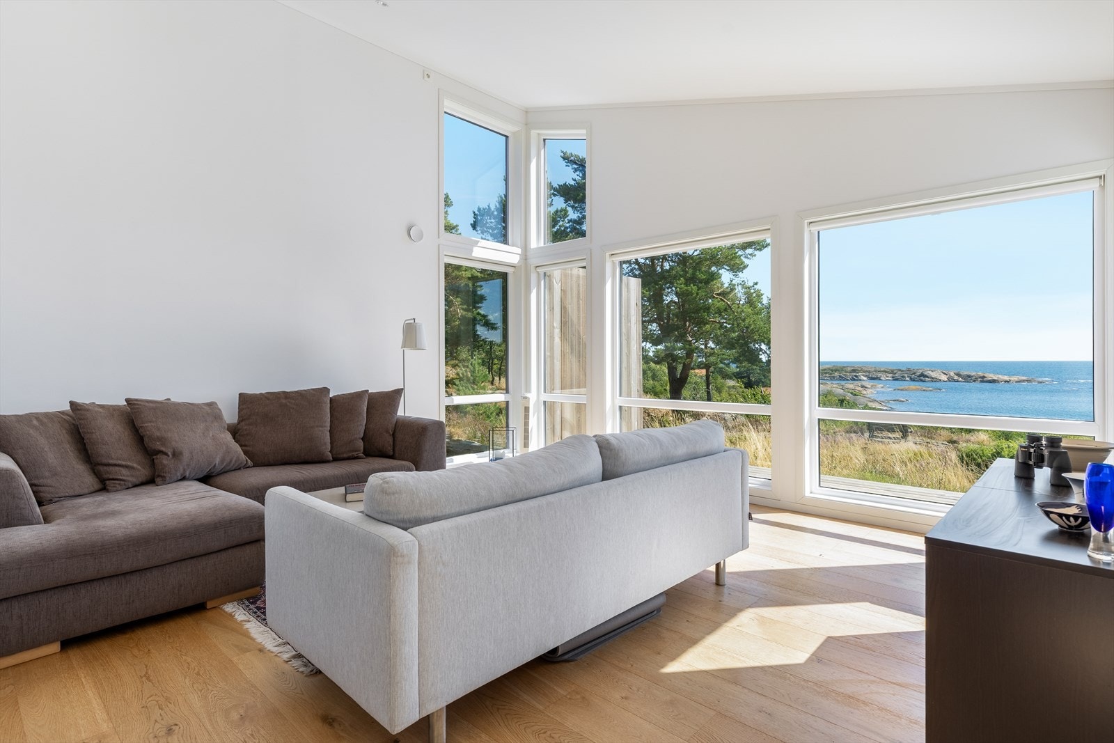 Store vindusflater gir rikelig med dagslys. Galleribilde