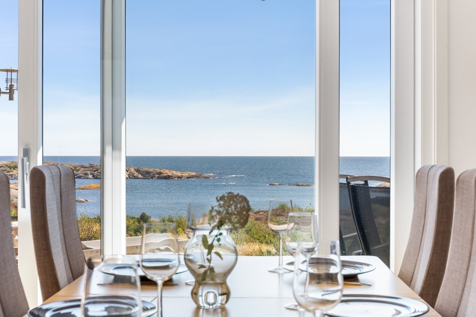 Utsikten fra spisebordet er upåklagelig sommerstid, og kan være fasinerende en stormfull høstdag. Galleribilde