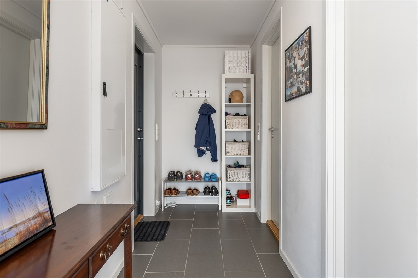 Lys og flislagt entré. Galleribilde