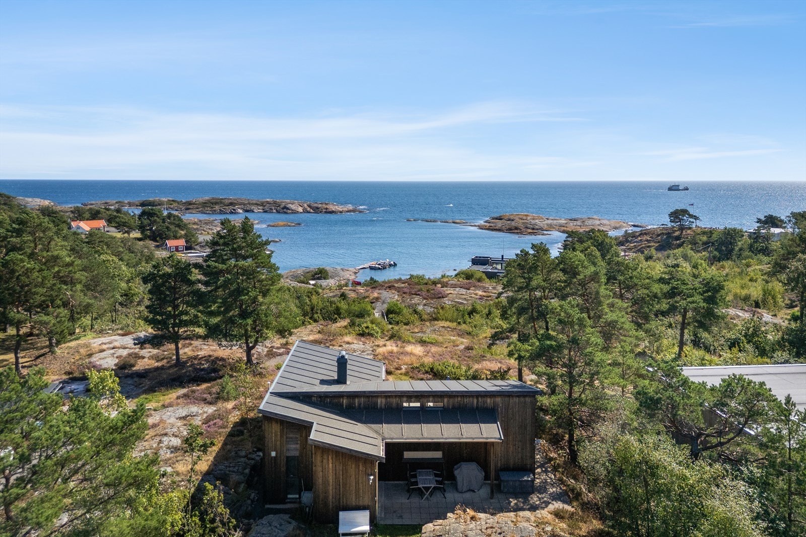 Velkommen til Fie! Her får du rolige naturskjønne omgivelser - med sjøen like ved og rett til egen båtplass. Galleribilde