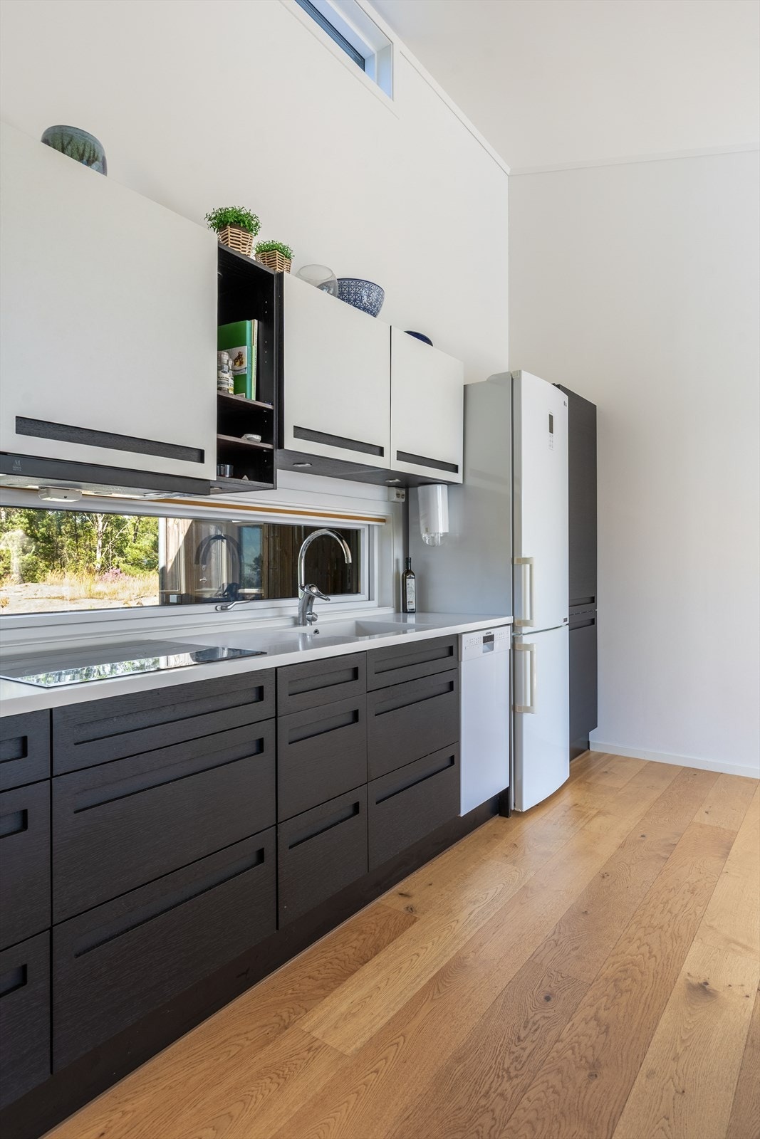 Lysinnslipp fra vindu over benken gir gode arbeidsforhold på kjøkkenet. Galleribilde