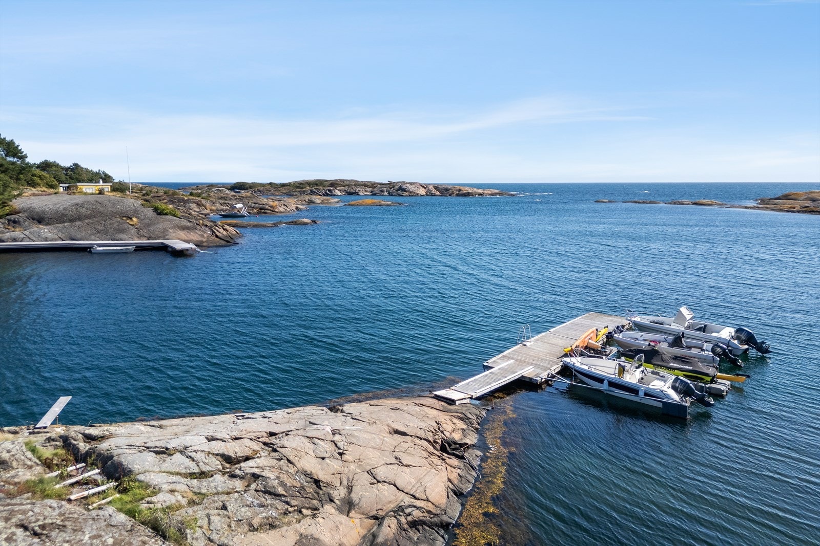 Eiendommen har tinglyst rett til båtplass ved flytebryggen på Blåbakken. Galleribilde