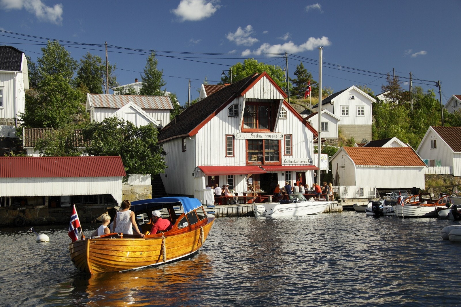 Lyngør ligger en kort båttur unna, med spiseplass på Seilmakerfruens Kro. Galleribilde