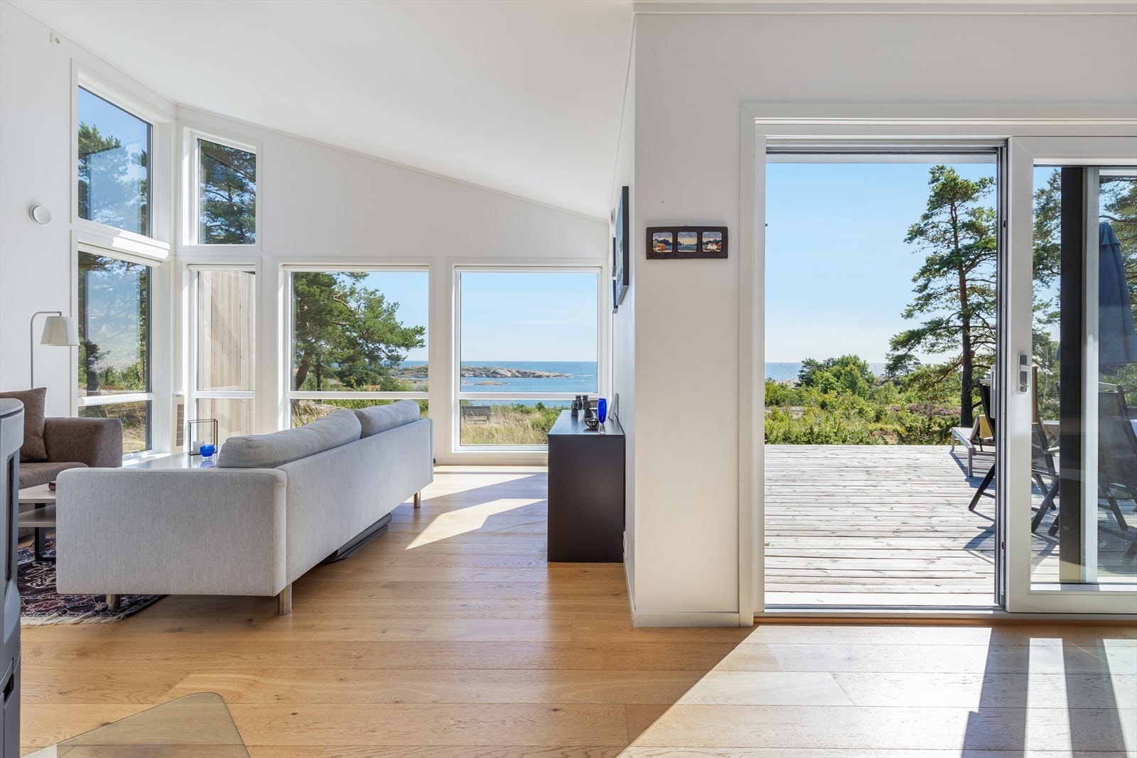 Direkte adkomst fra stuen gjør terrassen til en naturlig forlengelse av oppholdsrommet. Galleribilde