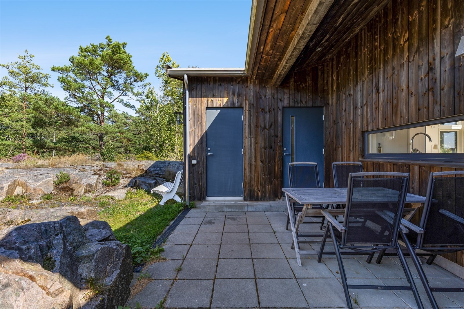 Inngangsparti med adkomst via steinlagt uteområde. Galleribilde