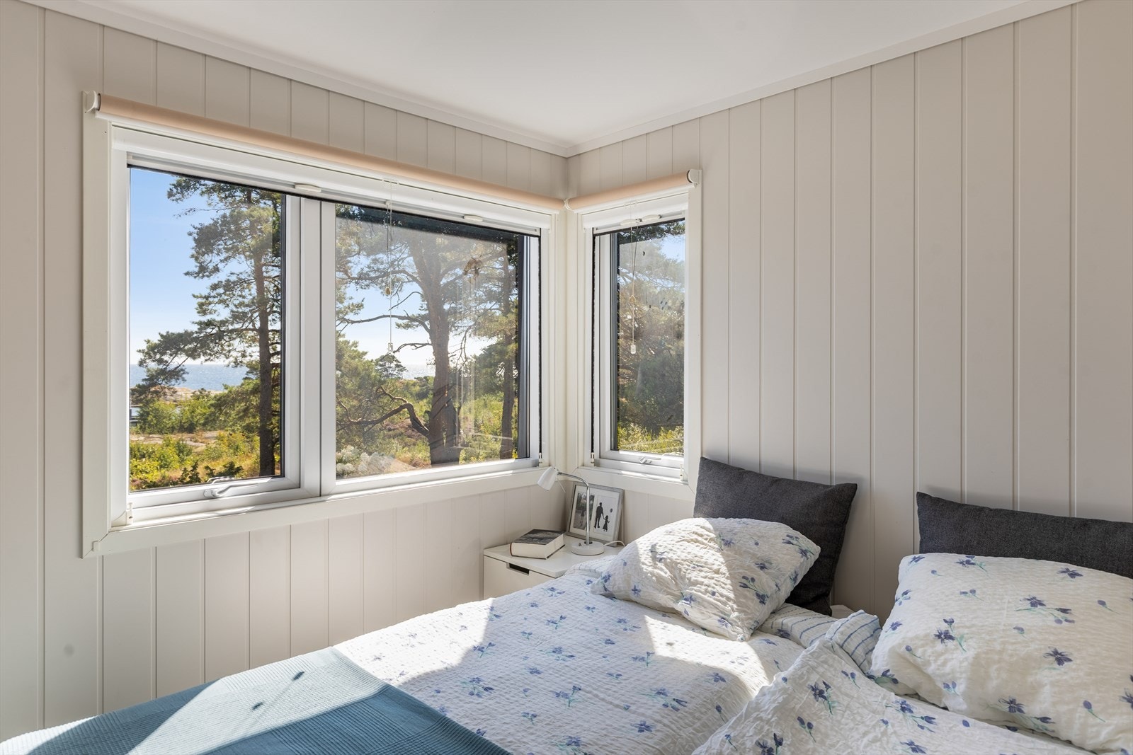 Våkn opp til utsyn mot rolige omgivelser. Alle soverom har skreddersydde, lystette rullgardiner og myggnetting. Galleribilde