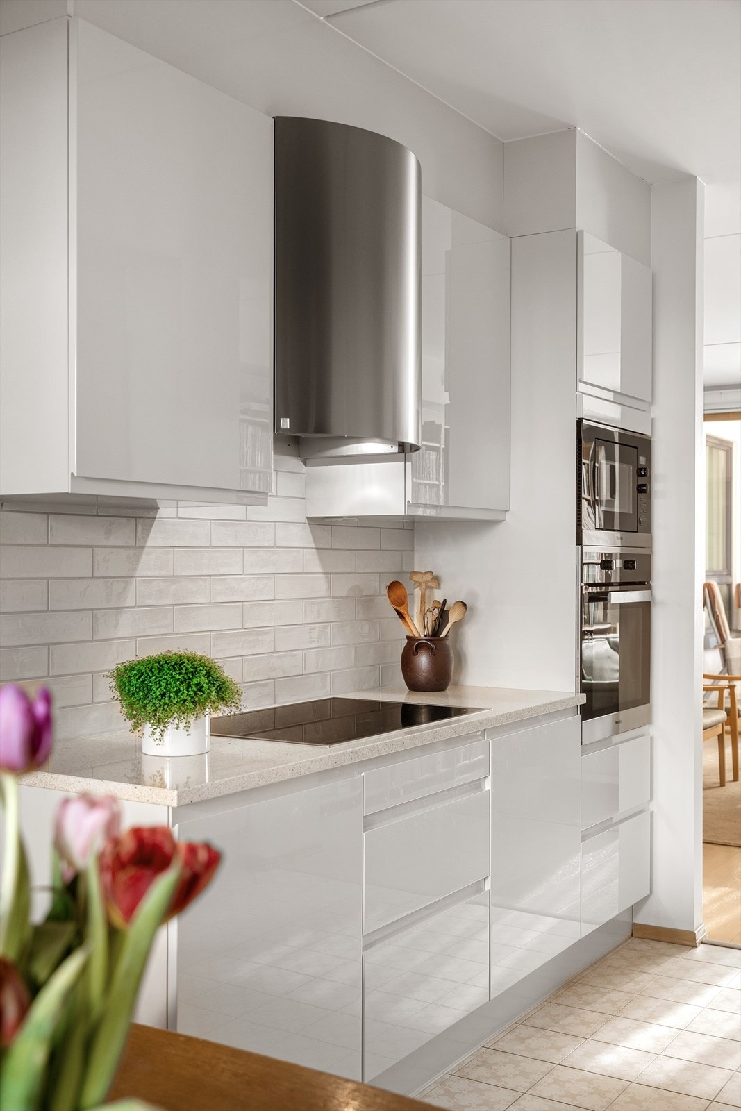 Modern innredning med glatte fronter Galleribilde