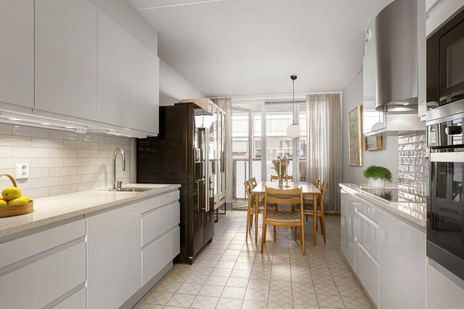 Kjøkkenet har en meget flott planløsning med egen spisestue innenfor Galleribilde