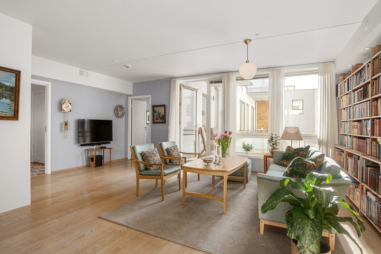 Leiligheten har glatte overflater og flott en-stavs eikeparkett, samt gulvvarme via felleskostnader Galleribilde