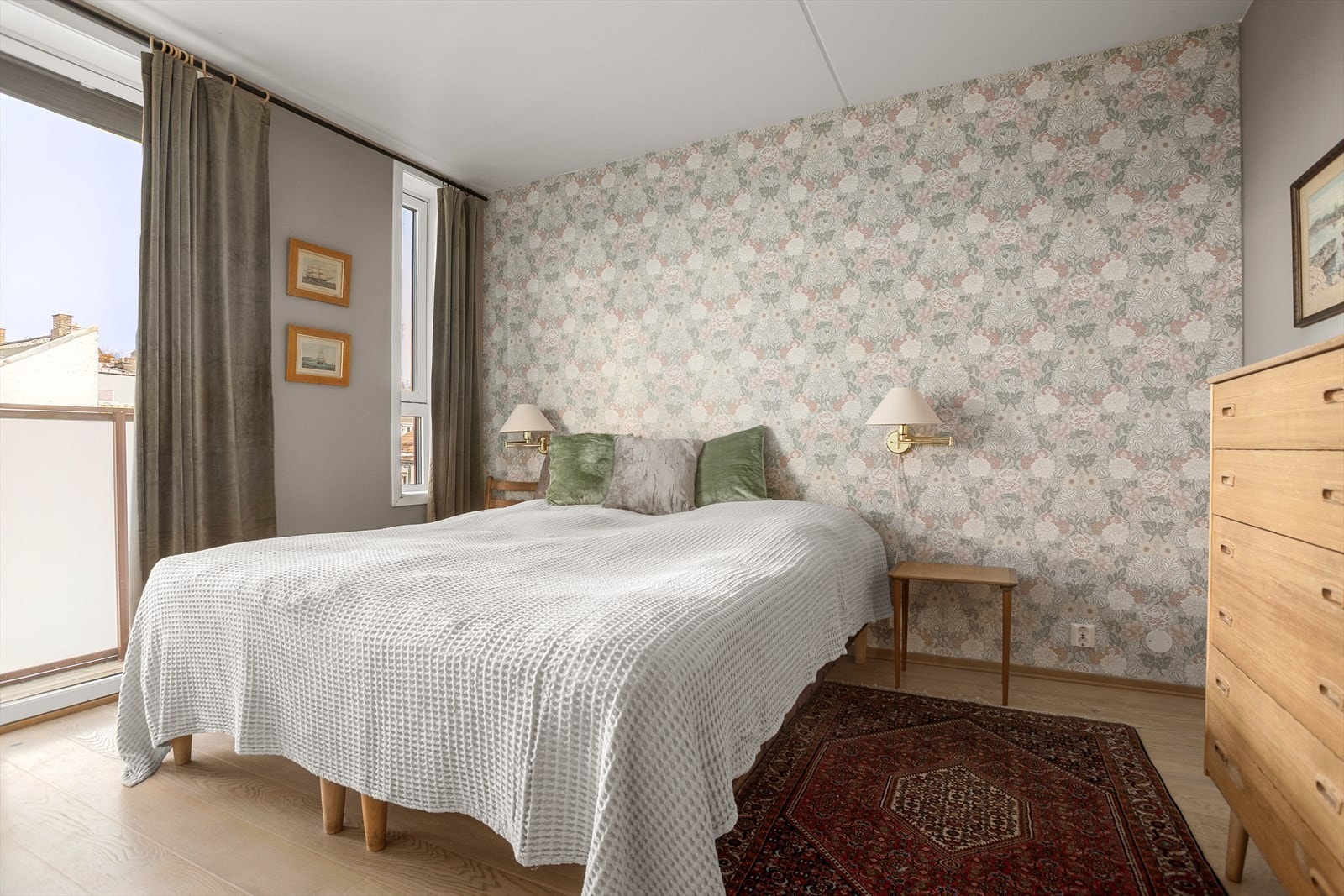 Hovedsoverommet er delikat og flott, med god plass for dobbeltseng med tilhørende nattbord Galleribilde