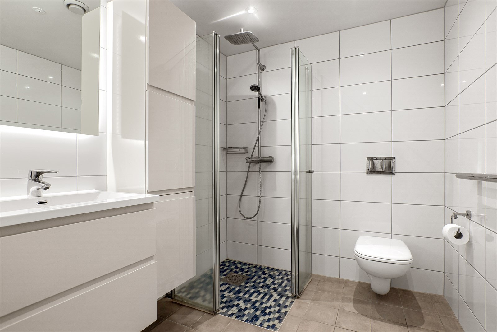 Innredningen har gode lagringsmuligheter med tilhørende speil med belysning Galleribilde