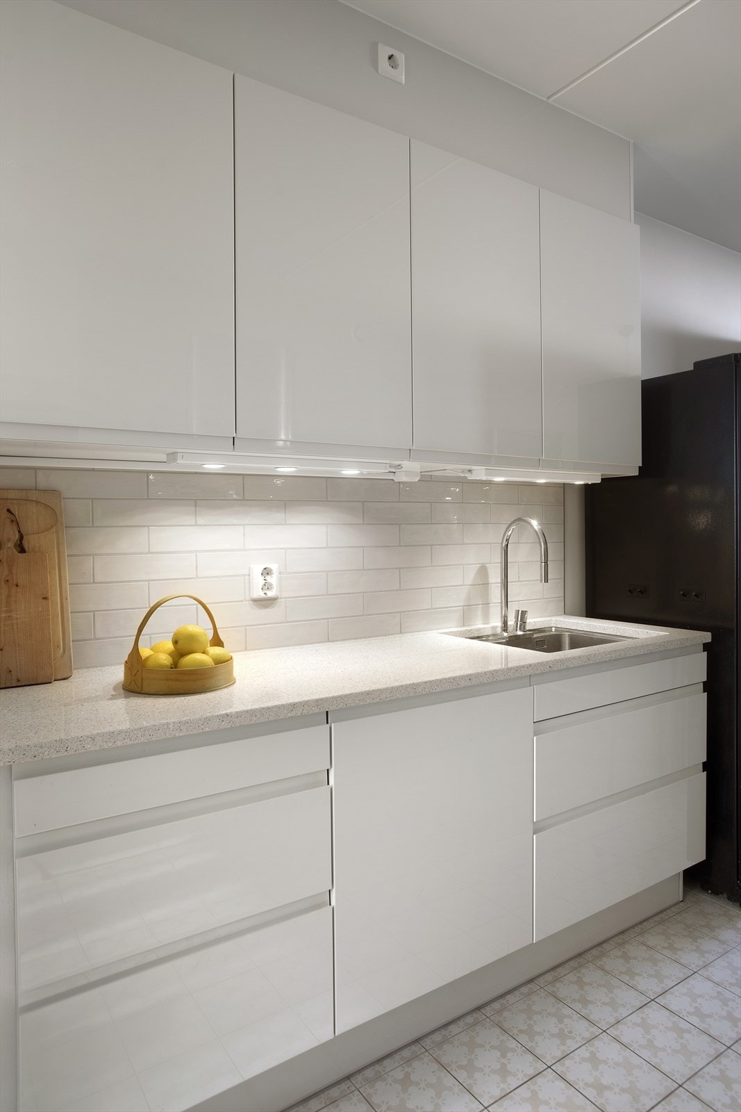 Kjøkkenet har integrert stekeovn, koketopp og oppvaskmaskin, i tillegg til frittstående kjøleskap og fryser. Samtlige hvitevarer medfølger salget. Galleribilde