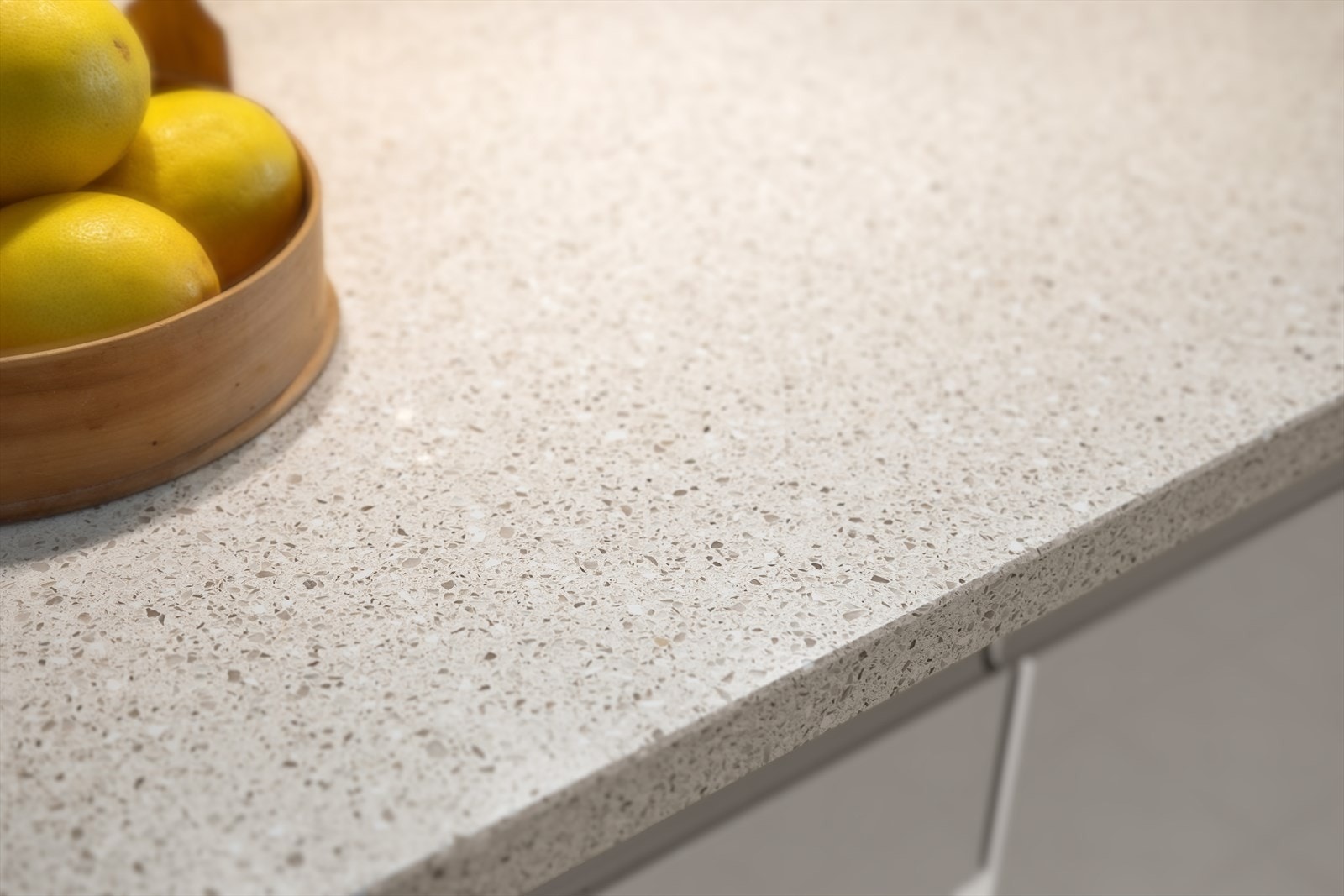 Kjøkkenet er oppgradert med fine farge- og materialvalg Galleribilde