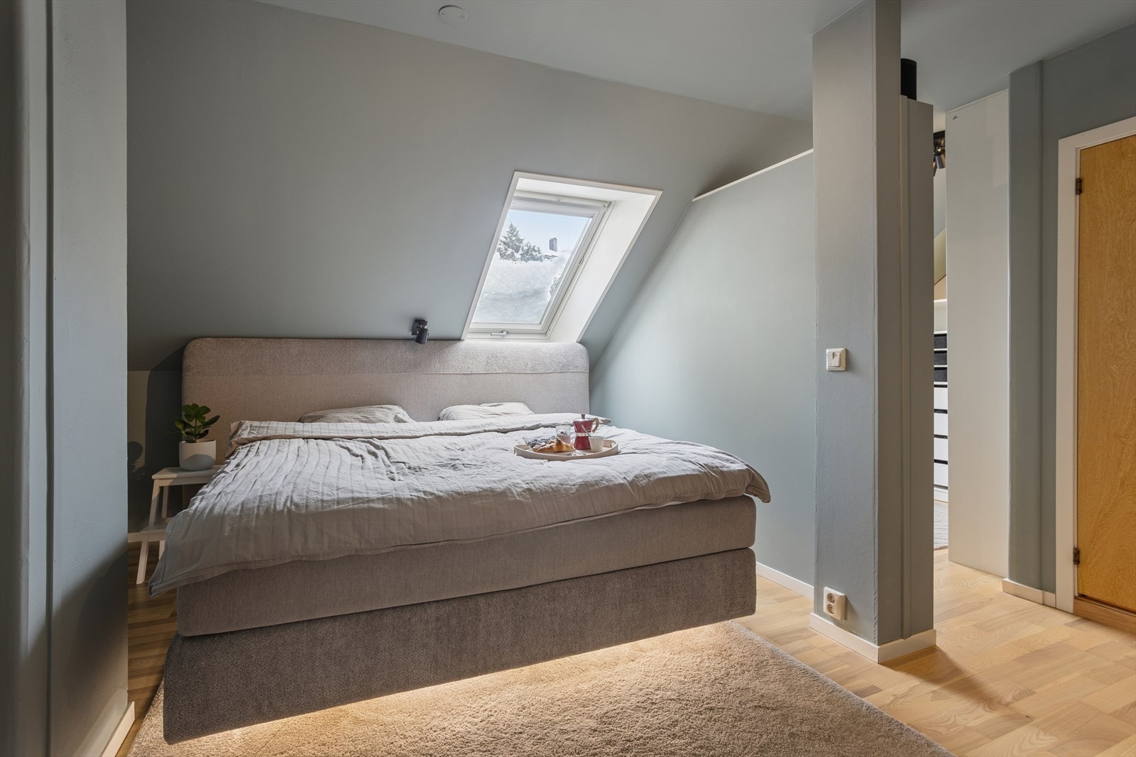 Hovedsoverommet i loftsetasjen har laminat på gulv, pene malte vegger og Velux takvindu. Galleribilde