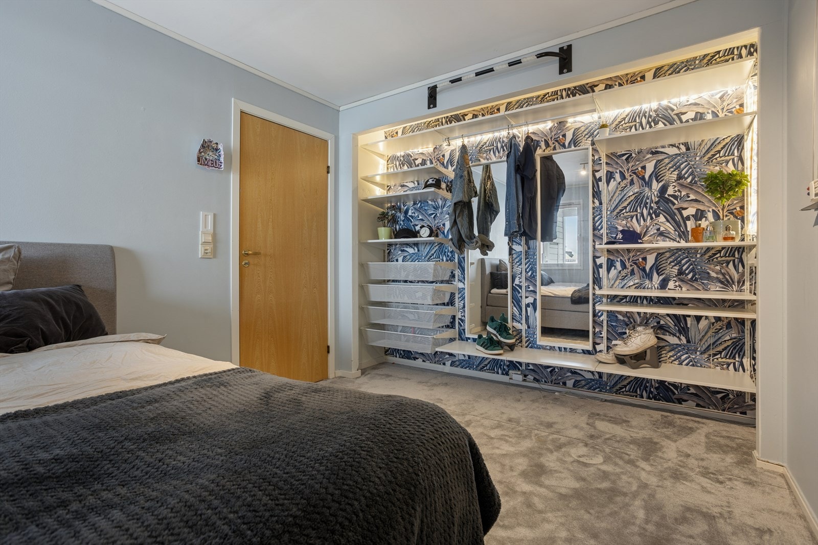 Det andre soverommet i underetasjen er også romslig og har god plass til dobbeltseng. Her er det også vegg til vegg teppe. Medfølgende garderobeløsning. Galleribilde