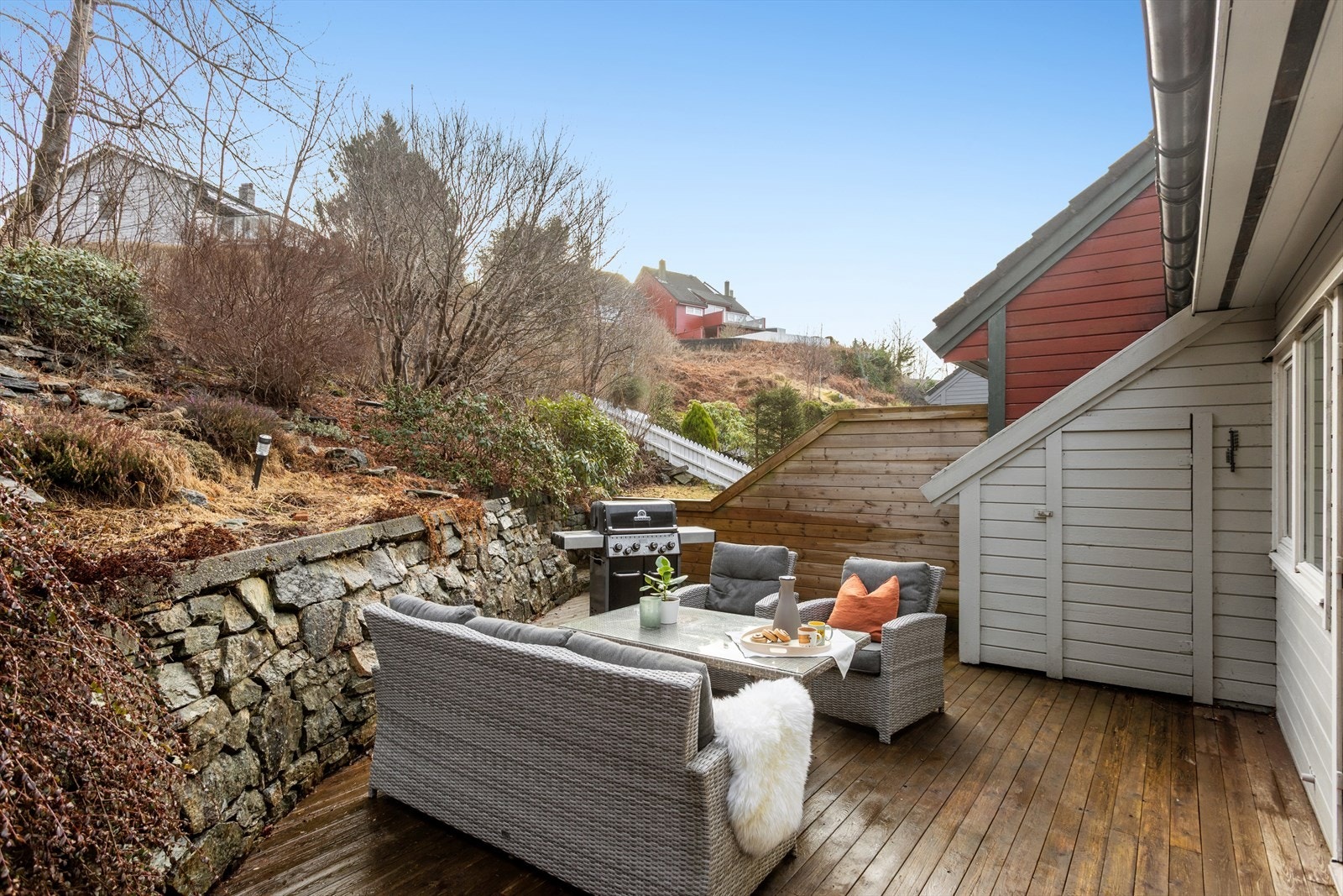 Stor terrasse med utgang fra kjøkkenet. Her er det også en praktisk utebod på 1,5 m². Galleribilde