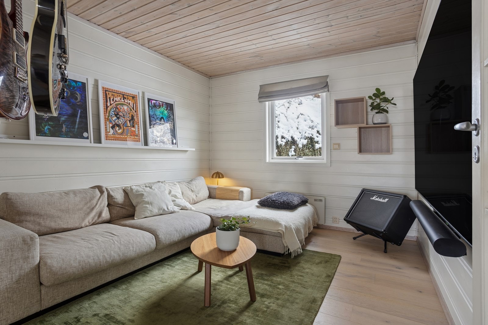 Soverom i første etasje, i dag innredet som en praktisk TV-stue. Galleribilde