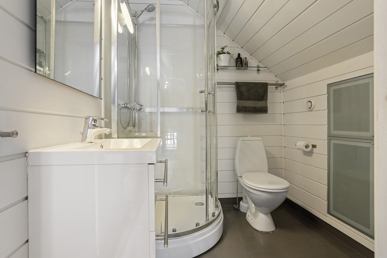 Badet på loftet har dusjkabinett, gulvmontert WC og varme i gulvet. Galleribilde