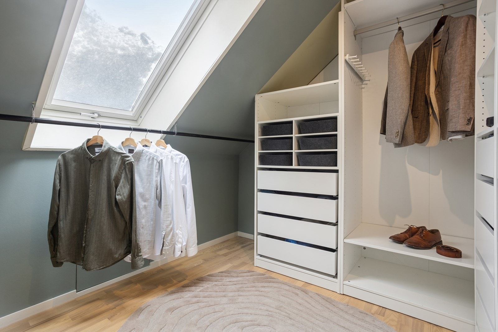 Det er egen garderobe på over 5 m² i tilknytning til soverommet. Det er også takvindu i dette rommet. Galleribilde