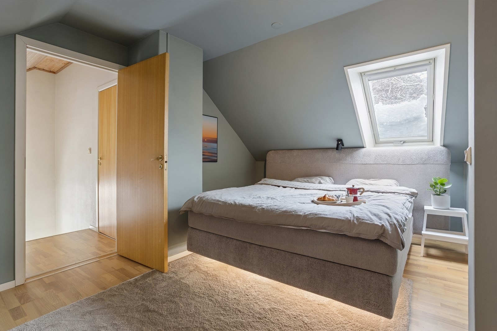 Rommet har en god størrelse med plass til dobbeltseng. Galleribilde