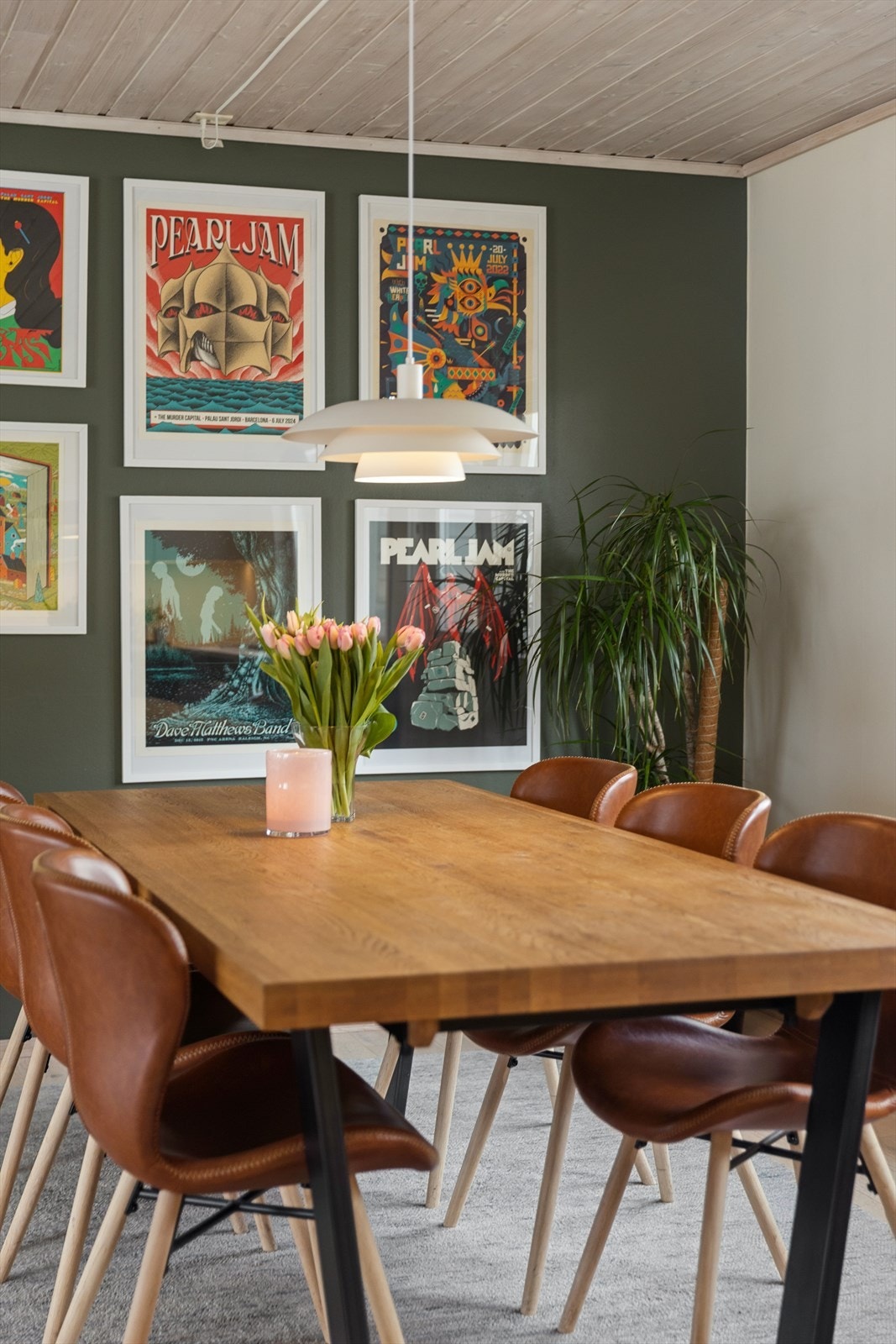 Den gjennomgående parketten binder rommene i etasjen sammen. Galleribilde