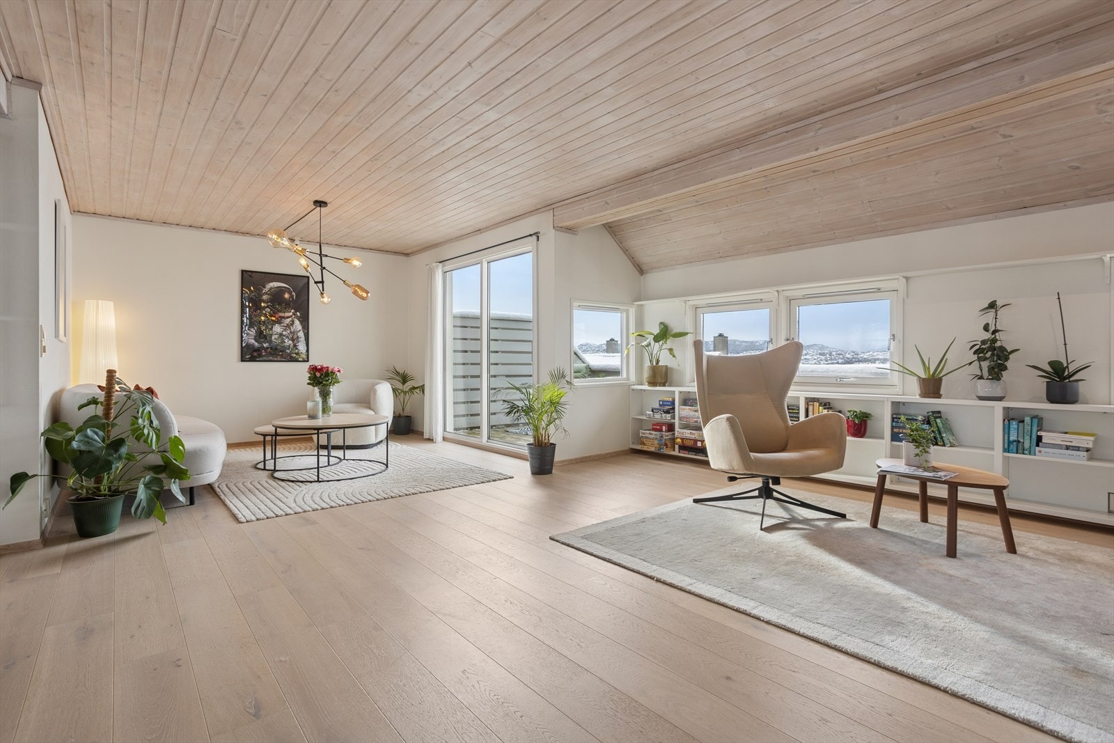 Romslig stue med gjennomgående parkett og panelt himling. Galleribilde