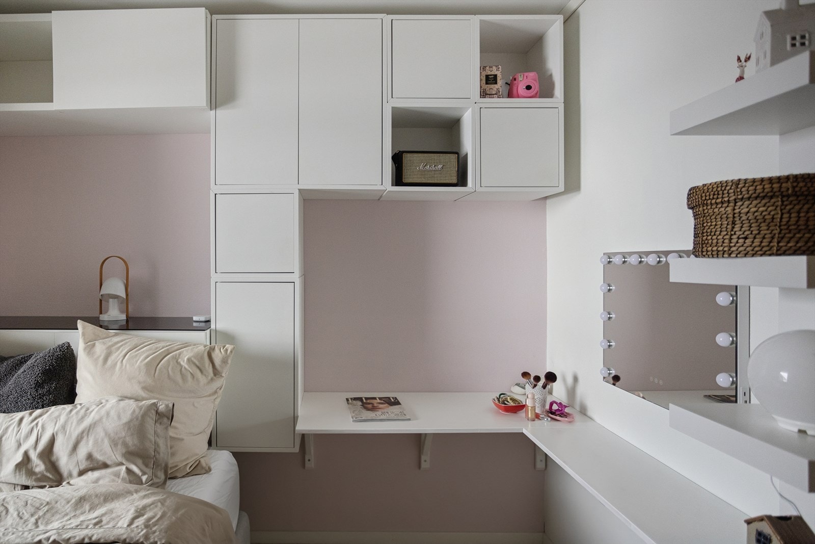 Et av boligens totalt fire soverom, med plassbygde løsninger for oppbevaring. Galleribilde